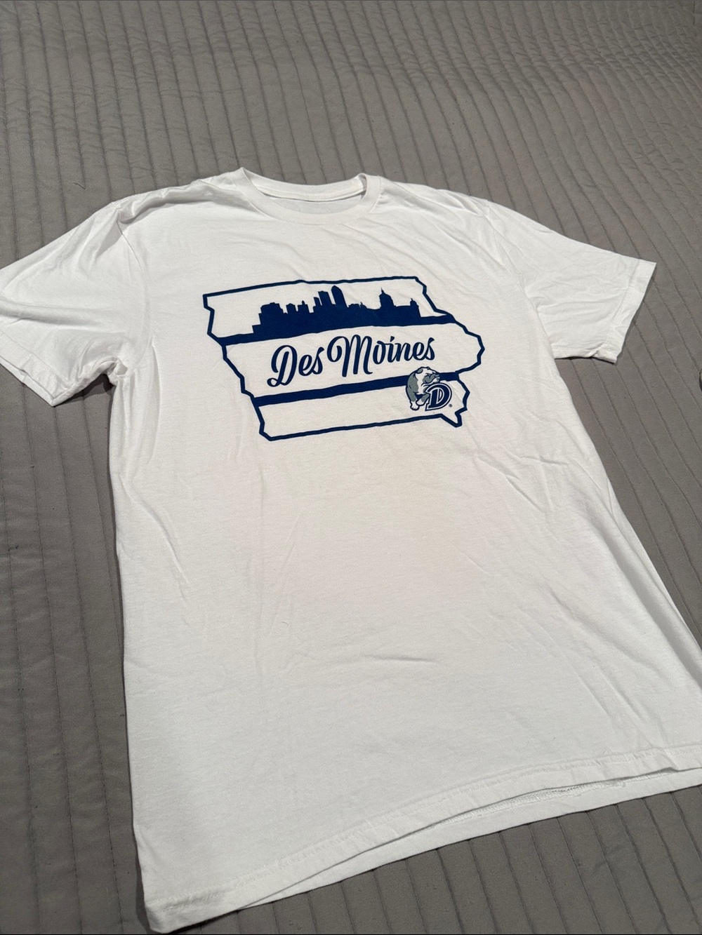 Drake University Des Moines White Graphic Tee - City Skyline size M